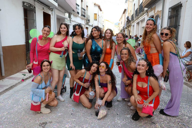 Les carrosses de Gata omplin el recorregut d’enginy, confeti,… i crítiques per l’entrada de bous “sorpresa” Les carrosses de Gata omplin el recorregut d’enginy, confeti,… i crítiques per l’entrada de bous “sorpresa”